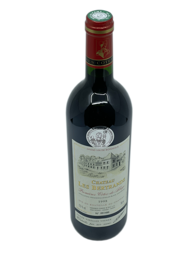 Gironde Aquitaine château propriété familiale génération tradition vieille vigne terroir grave diversité exposition palette nuances expression large gamme Blaye Côtes Bordeaux rouge blanc rosé clairet moelleux supérieur millésime assemblage cépage bordelaise merlot cabernet sauvignon franc style charpenté structure tannique puissance souple bouche rondeur rigueur acidité équilibré baies noires aromatique âge note évolution sous-bois champignon cave assouplir potentiel vieillissement médaille argent concours national vinifié vigneron indépendant vinification